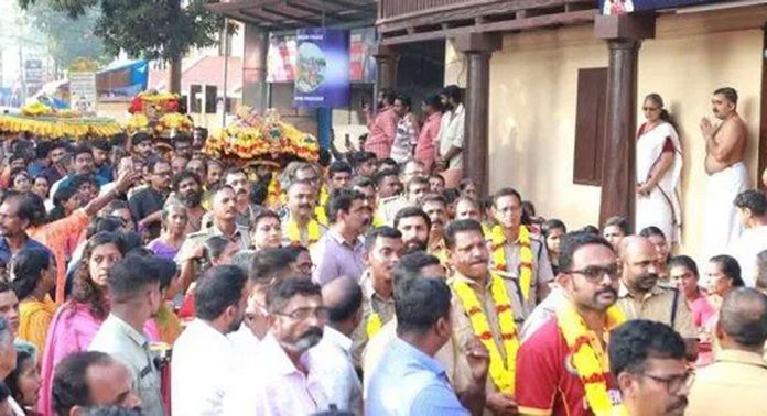 തിരുവാഭരണ ഘോഷയാത്ര പന്തളത്ത് തിരിച്ചെത്തി തിരുവാഭരണ ഘോഷയാത്ര പന്തളത്ത് തിരിച്ചെത്തി