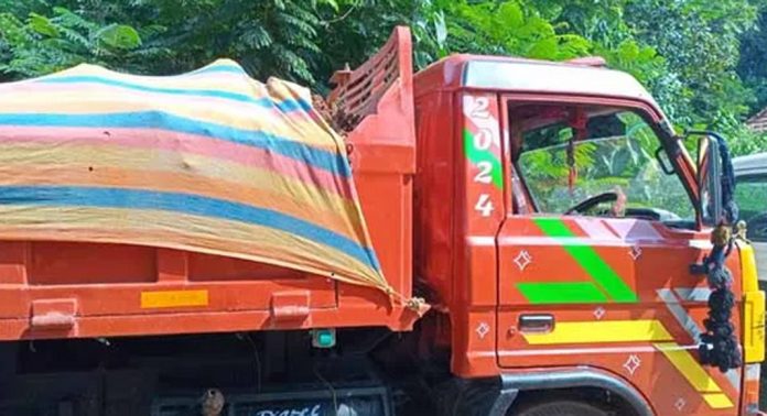 അനധികൃതമായി ചെളിമണ്ണ് കയറ്റിവന്ന ടിപ്പര് ലോറി പുളിക്കീഴ് പോലീസ് പിടികൂടി അനധികൃതമായി ചെളിമണ്ണ് കയറ്റിവന്ന ടിപ്പര് ലോറി പുളിക്കീഴ് പോലീസ് പിടികൂടി