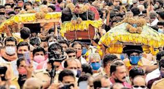 തിരുവാഭരണ ഘോഷയാത്ര ; പന്തളം കൊട്ടാരത്തിലും ക്ഷേത്രത്തിലും ഘോഷയാത്രയ്ക്കുള്ള ഒരുക്കങ്ങൾ അവസാനഘട്ടത്തിലേക്കെത്തി തിരുവാഭരണ ഘോഷയാത്ര ; പന്തളം കൊട്ടാരത്തിലും ക്ഷേത്രത്തിലും ഘോഷയാത്രയ്ക്കുള്ള ഒരുക്കങ്ങൾ അവസാനഘട്ടത്തിലേക്കെത്തി