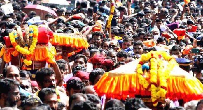 തിരുവാഭരണ ഘോഷയാത്രയ്ക്ക് മൂക്കന്നൂരിൽ സ്വീകരണം തിരുവാഭരണ ഘോഷയാത്രയ്ക്ക് മൂക്കന്നൂരിൽ സ്വീകരണം