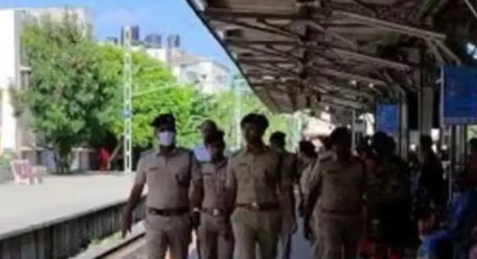 പ്രണയം നിരസിച്ചതിന് വിദ്യാർത്ഥിനിയെ തീവണ്ടിക്കു മുന്നിൽ തള്ളിയിട്ടുകൊന്ന കേസ് : പ്രതിക്ക് വധശിക്ഷ പ്രണയം നിരസിച്ചതിന് വിദ്യാർത്ഥിനിയെ തീവണ്ടിക്കു മുന്നിൽ തള്ളിയിട്ടുകൊന്ന കേസ് : പ്രതിക്ക് വധശിക്ഷ