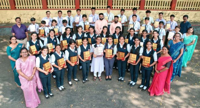 സംസ്ഥാന കലോത്സവ വിജയികളെ അനുമോദിച്ചു സംസ്ഥാന കലോത്സവ വിജയികളെ അനുമോദിച്ചു