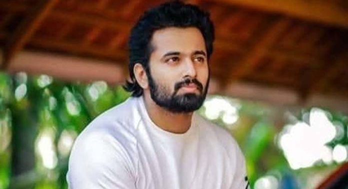 മുൻ മാനേജറെ മർദിച്ചെന്ന കേസിൽ ഗൂഢാലോചന ആരോപിച്ച് നടൻ ഉണ്ണി മുകുന്ദൻ ഡിജിപിക്ക് പരാതി നൽകി മുൻ മാനേജറെ മർദിച്ചെന്ന കേസിൽ ഗൂഢാലോചന ആരോപിച്ച് നടൻ ഉണ്ണി മുകുന്ദൻ ഡിജിപിക്ക് പരാതി നൽകി