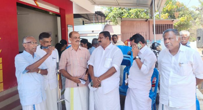 കോൺഗ്രസ് മണ്ഡലം കമ്മറ്റിയുടെ നേതൃത്വത്തിൽ കൊടുമണ്ണിൽ റേഷൻ കടയ്ക്കു മുമ്പിൽ പ്രതിഷേധ ധർണ്ണ നടത്തി കോൺഗ്രസ് മണ്ഡലം കമ്മറ്റിയുടെ നേതൃത്വത്തിൽ കൊടുമണ്ണിൽ റേഷൻ കടയ്ക്കു മുമ്പിൽ പ്രതിഷേധ ധർണ്ണ നടത്തി