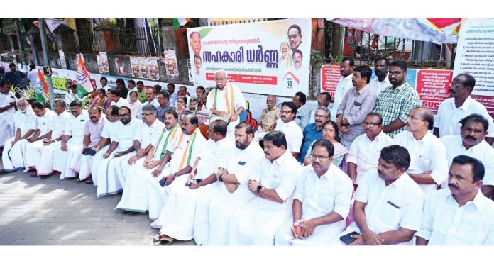 സി.പി.എം നയം സംസ്ഥാനത്തെ സഹകരണ മേഖലയെ തകര്ക്കുന്നതിന് ഇടയാക്കിയെന്ന് പ്രൊഫ. പി.ജെ. കുര്യന് സി.പി.എം നയം സംസ്ഥാനത്തെ സഹകരണ മേഖലയെ തകര്ക്കുന്നതിന് ഇടയാക്കിയെന്ന് പ്രൊഫ. പി.ജെ. കുര്യന്