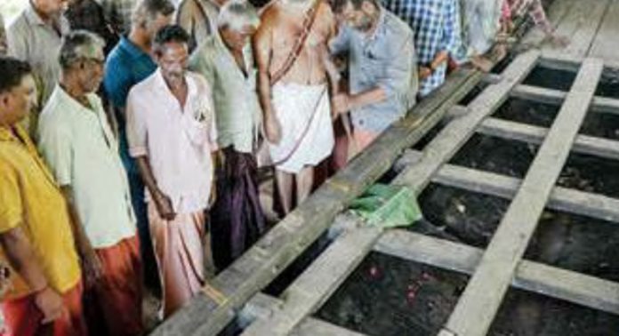ആറാട്ടുപുഴ പള്ളിയോടത്തിന്റെ പുനരുദ്ധാരണത്തിന് തുടക്കമായി ആറാട്ടുപുഴ പള്ളിയോടത്തിന്റെ പുനരുദ്ധാരണത്തിന് തുടക്കമായി