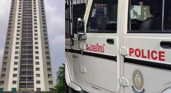 തൃപ്പൂണിത്തുറയിൽ 15 വയസ്സുകാരൻ ഫ്ലാറ്റിന് മുകളിൽ നിന്ന് ചാടി മരിച്ച സംഭവത്തിൽ സംസ്ഥാന പോലീസ് മേധാവിക്ക് കുടുംബം പരാതി നൽകി തൃപ്പൂണിത്തുറയിൽ 15 വയസ്സുകാരൻ ഫ്ലാറ്റിന് മുകളിൽ നിന്ന് ചാടി മരിച്ച സംഭവത്തിൽ സംസ്ഥാന പോലീസ് മേധാവിക്ക് കുടുംബം പരാതി നൽകി