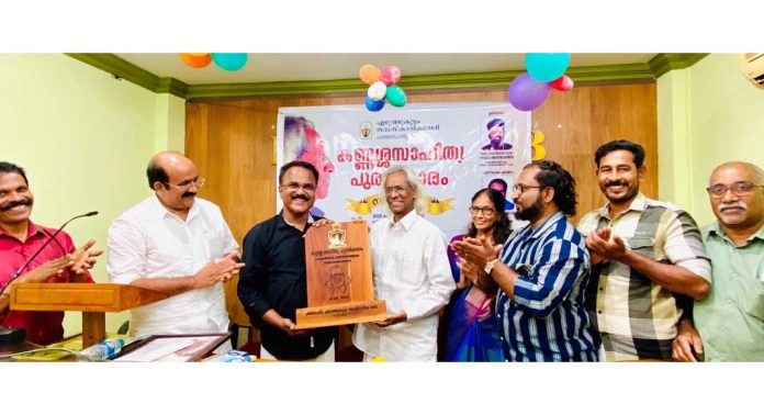 കണ്ണശ്ശ സാഹിത്യ പുരസ്കാരം പി.കെ. ഗോപിക്ക് സമ്മാനിച്ചു കണ്ണശ്ശ സാഹിത്യ പുരസ്കാരം പി.കെ. ഗോപിക്ക് സമ്മാനിച്ചു