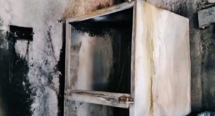പന്തീരാങ്കാവ് പൂളേങ്കരയില് വീട്ടിലെ ഫ്രിഡ്ജ് പൊട്ടിത്തെറിച്ച് വന് നാശനഷ്ടം പന്തീരാങ്കാവ് പൂളേങ്കരയില് വീട്ടിലെ ഫ്രിഡ്ജ് പൊട്ടിത്തെറിച്ച് വന് നാശനഷ്ടം