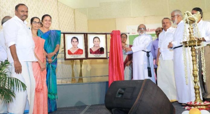 എസ്.സി സെമിനാരി ഹയർസെക്കൻഡറി സ്കൂൾ വാർഷികത്തോട് അനുബന്ധിച്ച് വിരമിക്കുന്ന അധ്യാപികമാരുടെ ഫോട്ടോ അനാച്ഛാദനം ചെയ്തു എസ്.സി സെമിനാരി ഹയർസെക്കൻഡറി സ്കൂൾ വാർഷികത്തോട് അനുബന്ധിച്ച് വിരമിക്കുന്ന അധ്യാപികമാരുടെ ഫോട്ടോ അനാച്ഛാദനം ചെയ്തു