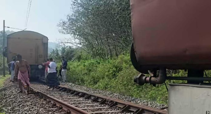 ആര്യങ്കാവിൽ ഓടിക്കൊണ്ടിരുന്ന ട്രെയിനിന്റെ ബോഗികൾ വേർപെട്ടു ആര്യങ്കാവിൽ ഓടിക്കൊണ്ടിരുന്ന ട്രെയിനിന്റെ ബോഗികൾ വേർപെട്ടു