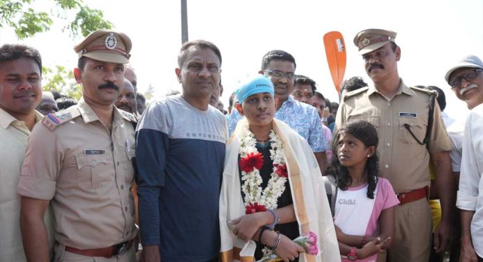 വേമ്പനാട് കായലിന്റെ ഏറ്റവും വീതിയേറിയ ഒൻപതു കിലോമീറ്റർ കൈകൾബന്ധിച്ച് നീന്തിക്കയറി ദേവാജിത്ത് ലോകത്തിന്റെ നെറുകയിലേക്ക് വേമ്പനാട് കായലിന്റെ ഏറ്റവും വീതിയേറിയ ഒൻപതു കിലോമീറ്റർ കൈകൾബന്ധിച്ച് നീന്തിക്കയറി ദേവാജിത്ത് ലോകത്തിന്റെ നെറുകയിലേക്ക്