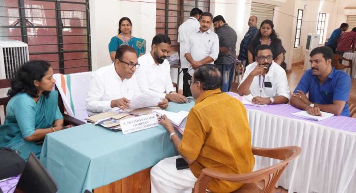 ഡീലിമിറ്റേഷന് കമ്മിഷന് ഹിയറിംഗ് നടത്തി ; തിരഞ്ഞെടുപ്പ് കമ്മീഷണര് നേതൃത്വം നല്കി ഡീലിമിറ്റേഷന് കമ്മിഷന് ഹിയറിംഗ് നടത്തി ; തിരഞ്ഞെടുപ്പ് കമ്മീഷണര് നേതൃത്വം നല്കി