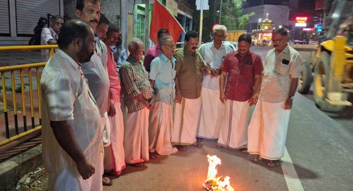 കാർഷിക വിപണി നയരേഖ കത്തിച്ച് കിസാൻ സഭ പ്രതിഷേധിച്ചു കാർഷിക വിപണി നയരേഖ കത്തിച്ച് കിസാൻ സഭ പ്രതിഷേധിച്ചു