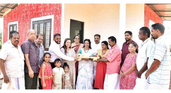 ഡോ. എം.എസ്. സുനിലിന്റെ 338 -മത് സ്നേഹഭവനം സന്ധ്യ സുകുമാരനും കുടുംബത്തിനും ഡോ. എം.എസ്. സുനിലിന്റെ 338 -മത് സ്നേഹഭവനം സന്ധ്യ സുകുമാരനും കുടുംബത്തിനും