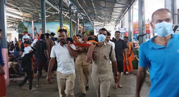 കാനനപാതയിൽ കുടുങ്ങിയ അയ്യപ്പഭക്തർക്ക് രക്ഷയൊരുക്കി ശബരിമല സ്ട്രച്ചർ സർവ്വീസ് കാനനപാതയിൽ കുടുങ്ങിയ അയ്യപ്പഭക്തർക്ക് രക്ഷയൊരുക്കി ശബരിമല സ്ട്രച്ചർ സർവ്വീസ്