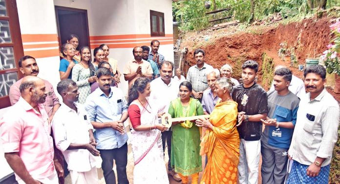 ഡോ. എം. എസ്. സുനിലിന്റെ 337- മത് സ്നേഹഭവനം പുതുവത്സര സമ്മാനമായി ലൂസി ഫിലിപ്പിന്റെ ആറംഗ കുടുംബത്തിന് ഡോ. എം. എസ്. സുനിലിന്റെ 337- മത് സ്നേഹഭവനം പുതുവത്സര സമ്മാനമായി ലൂസി ഫിലിപ്പിന്റെ ആറംഗ കുടുംബത്തിന്