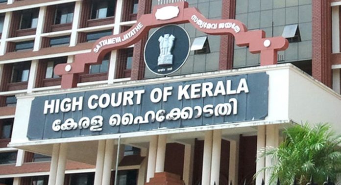 വിവരാവകാശ ഉദ്യോഗസ്ഥനായ സീനിയർ അക്കൗണ്ട്സ് ഓഫീസർ പിഴയും നഷ്ടപരിഹാരവും നൽകണമെന്ന ഉത്തരവ് ഹൈക്കോടതി സ്റ്റേചെയ്തു വിവരാവകാശ ഉദ്യോഗസ്ഥനായ സീനിയർ അക്കൗണ്ട്സ് ഓഫീസർ പിഴയും നഷ്ടപരിഹാരവും നൽകണമെന്ന ഉത്തരവ് ഹൈക്കോടതി സ്റ്റേചെയ്തു