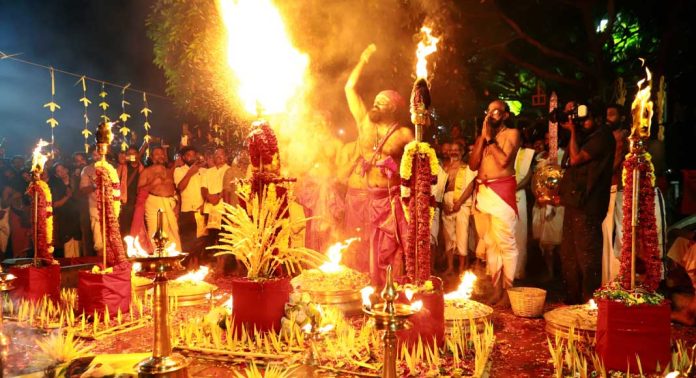 ഗുരുതിയോടെ തീർത്ഥാടനത്തിന് സമാപനമായി ഗുരുതിയോടെ തീർത്ഥാടനത്തിന് സമാപനമായി