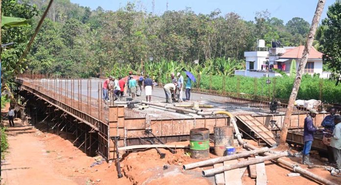 അരുവാപ്പുലം- ഐരവണ് പാലത്തിന്റെ സ്ലാബിന്റെ കോൺക്രീറ്റ് ആരംഭിച്ചു അരുവാപ്പുലം- ഐരവണ് പാലത്തിന്റെ സ്ലാബിന്റെ കോൺക്രീറ്റ് ആരംഭിച്ചു