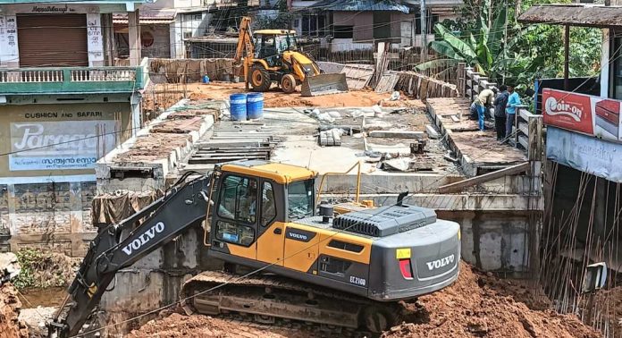 സീതത്തോട് പാലത്തിന്റെ നിർമ്മാണ പ്രവർത്തനങ്ങൾ മാർച്ച് 10 ന് അകം പൂർത്തിയാക്കാൻ യോഗത്തിൽ തീരുമാനമായി സീതത്തോട് പാലത്തിന്റെ നിർമ്മാണ പ്രവർത്തനങ്ങൾ മാർച്ച് 10 ന് അകം പൂർത്തിയാക്കാൻ യോഗത്തിൽ തീരുമാനമായി