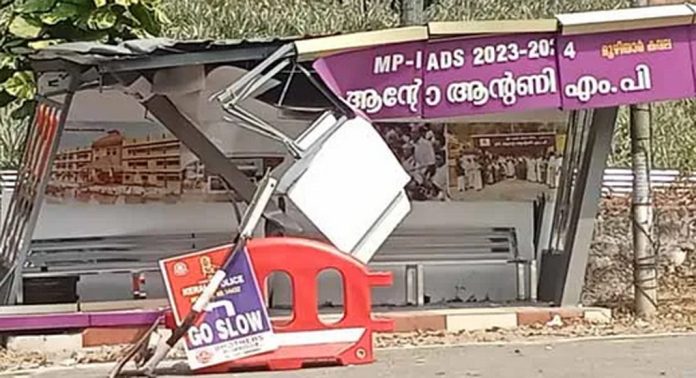 മൂഴിയാര് മുക്കില് കാത്തിരുപ്പ് കേന്ദ്രം വനംവകുപ്പിന്റെ ജീപ്പ് ഇടിച്ചു തകര്ന്നു മൂഴിയാര് മുക്കില് കാത്തിരുപ്പ് കേന്ദ്രം വനംവകുപ്പിന്റെ ജീപ്പ് ഇടിച്ചു തകര്ന്നു