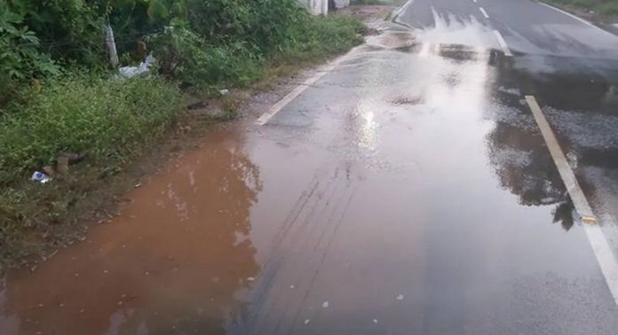 കുറ്റൂർ -മനയ്ക്കച്ചിറ റോഡിൽ പൈപ്പ് പൊട്ടൽ തുടർക്കഥയാകുന്നു കുറ്റൂർ -മനയ്ക്കച്ചിറ റോഡിൽ പൈപ്പ് പൊട്ടൽ തുടർക്കഥയാകുന്നു