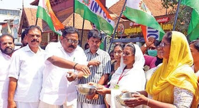 ആശ പ്രവർത്തകർ ആലപ്പുഴയിൽ ഭിക്ഷയെടുക്കൽ സമരം നടത്തി ആശ പ്രവർത്തകർ ആലപ്പുഴയിൽ ഭിക്ഷയെടുക്കൽ സമരം നടത്തി