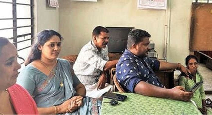 കുടിവെള്ളം കിട്ടാതായിട്ട് ദിവസങ്ങള് ; ജലഅതോറിറ്റി അസിസ്റ്റന്റ് എക്സിക്യുട്ടീവ് എൻജിനിയറുടെ ഓഫീസിനുമുന്നിൽ ജനപ്രതിനിധികളുടെ പ്രതിഷേധം കുടിവെള്ളം കിട്ടാതായിട്ട് ദിവസങ്ങള് ; ജലഅതോറിറ്റി അസിസ്റ്റന്റ് എക്സിക്യുട്ടീവ് എൻജിനിയറുടെ ഓഫീസിനുമുന്നിൽ ജനപ്രതിനിധികളുടെ പ്രതിഷേധം