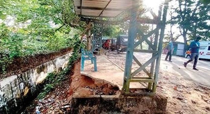 അപകടക്കെണിയൊരുക്കി പത്തനംതിട്ട റിങ് റോഡിലെ കാത്തിരിപ്പുകേന്ദ്രം അപകടക്കെണിയൊരുക്കി പത്തനംതിട്ട റിങ് റോഡിലെ കാത്തിരിപ്പുകേന്ദ്രം