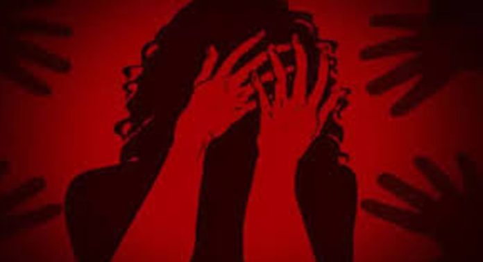 ഉറങ്ങിക്കിടന്ന കുട്ടിയെ കട്ടിലില് നിന്നും വലിച്ചു താഴെ ഇട്ട് പീഡിപ്പിച്ചു ; പത്തനംതിട്ടയിൽ പതിനാലുകാരിക്ക് നേരിടേണ്ടി വന്നത് അതിക്രൂര പീഡനം ഉറങ്ങിക്കിടന്ന കുട്ടിയെ കട്ടിലില് നിന്നും വലിച്ചു താഴെ ഇട്ട് പീഡിപ്പിച്ചു ; പത്തനംതിട്ടയിൽ പതിനാലുകാരിക്ക് നേരിടേണ്ടി വന്നത് അതിക്രൂര പീഡനം