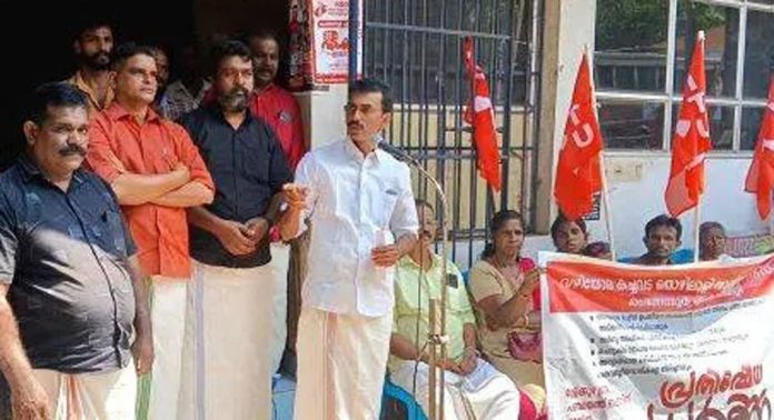 മുളക്കുഴ പഞ്ചായത്ത് ഓഫീസിന് മുൻപിൽ വഴിയോര കച്ചവട തൊഴിലാളി യൂണിയൻ ധർണാ സമരം നടത്തി മുളക്കുഴ പഞ്ചായത്ത് ഓഫീസിന് മുൻപിൽ വഴിയോര കച്ചവട തൊഴിലാളി യൂണിയൻ ധർണാ സമരം നടത്തി