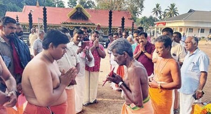 ഏഴംകുളം തൂക്കം ; കന്നിത്തൂക്കക്കാർ വാളമ്പും വില്ലും ഏറ്റുവാങ്ങി പരിശീലനം ആരംഭിച്ചു ഏഴംകുളം തൂക്കം ; കന്നിത്തൂക്കക്കാർ വാളമ്പും വില്ലും ഏറ്റുവാങ്ങി പരിശീലനം ആരംഭിച്ചു