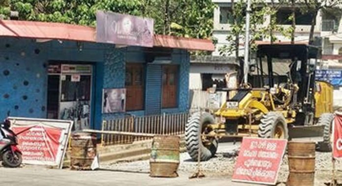 കൈപ്പട്ടൂർ ഏഴംകുളം റോഡ് പണി അന്തിമഘട്ടത്തിൽ കൈപ്പട്ടൂർ ഏഴംകുളം റോഡ് പണി അന്തിമഘട്ടത്തിൽ