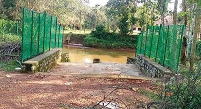 കാഞ്ഞിരത്തും കടവ് പാലത്തിനായി ജനങ്ങളുടെ കാത്തിരിപ്പ് തുടരുന്നു കാഞ്ഞിരത്തും കടവ് പാലത്തിനായി ജനങ്ങളുടെ കാത്തിരിപ്പ് തുടരുന്നു