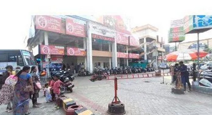 കെ.എസ്.ആർ.ടി.സി പത്തനംതിട്ട ഡിപ്പോയിലേക്കുള്ള പ്രധാന കവാടത്തിൽ വഴിയടച്ച് ചെക്പോസ്റ്റ് കെ.എസ്.ആർ.ടി.സി പത്തനംതിട്ട ഡിപ്പോയിലേക്കുള്ള പ്രധാന കവാടത്തിൽ വഴിയടച്ച് ചെക്പോസ്റ്റ്