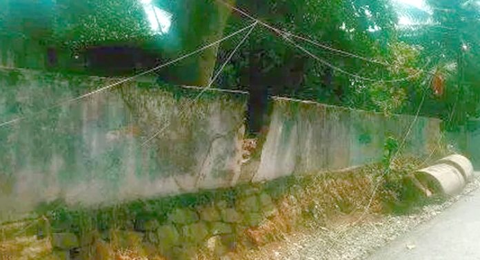 ഏഴംകുളം ഗവ.എൽ.പി.എസ് സ്കൂളിലെ സംരക്ഷണ മതിൽ അപകടാവസ്ഥയില് ഏഴംകുളം ഗവ.എൽ.പി.എസ് സ്കൂളിലെ സംരക്ഷണ മതിൽ അപകടാവസ്ഥയില്