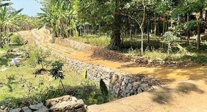 മുള്ളാനിക്കാട് ഒലിപ്പാറ പാറയ്ക്കടിവശം റോഡിൽ നടപ്പാത ഒരുങ്ങുന്നു മുള്ളാനിക്കാട് ഒലിപ്പാറ പാറയ്ക്കടിവശം റോഡിൽ നടപ്പാത ഒരുങ്ങുന്നു