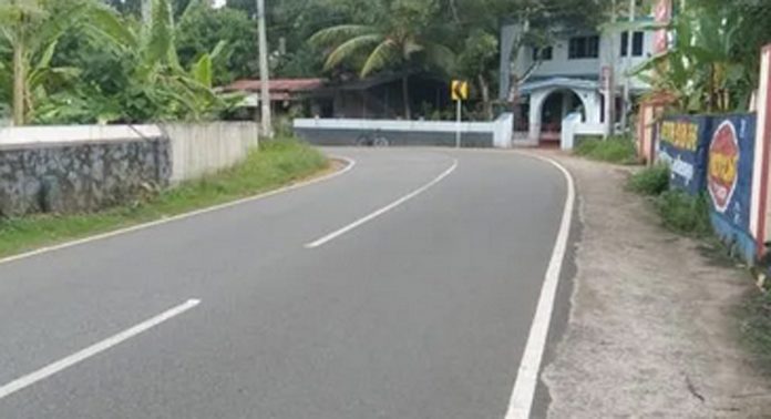 അപകടഭീതിയുയര്ത്തി പ്രമാടം കൊടുംവളവ് അപകടഭീതിയുയര്ത്തി പ്രമാടം കൊടുംവളവ്