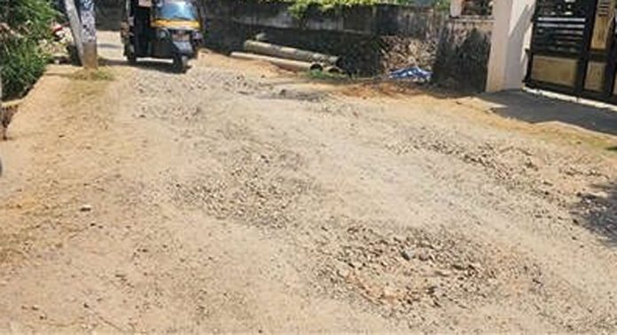 വള്ളിക്കോട് പുത്തൻചന്ത-അക്കാളുമുക്ക് റോഡിന്റെ നവീകരണം വൈകുന്നു വള്ളിക്കോട് പുത്തൻചന്ത-അക്കാളുമുക്ക് റോഡിന്റെ നവീകരണം വൈകുന്നു