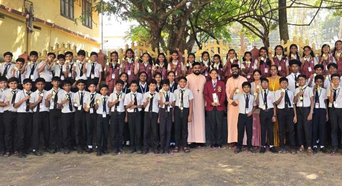 കുന്നംകുളം ബഥനി സെന്റ് ജോൺസ് ഇംഗ്ലീഷ് ഹയർ സെക്കന്ററി സ്കൂളിലെ കുട്ടികൾക്ക് സത്യസന്ധത അവാർഡ് നല്കി കുന്നംകുളം ബഥനി സെന്റ് ജോൺസ് ഇംഗ്ലീഷ് ഹയർ സെക്കന്ററി സ്കൂളിലെ കുട്ടികൾക്ക് സത്യസന്ധത അവാർഡ് നല്കി