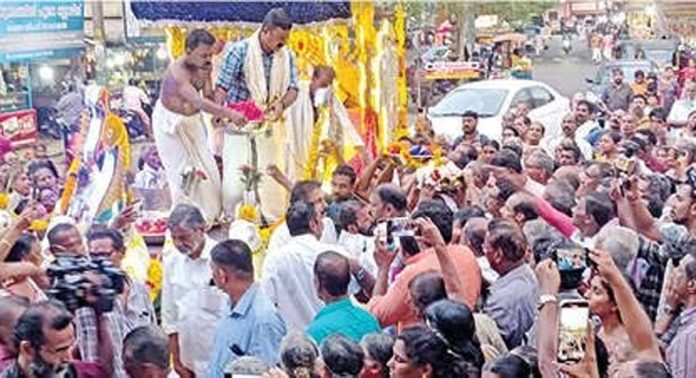 ആലപ്പാട്ട് അരയന്മാർ ശിവരാത്രിദിനത്തിൽ ചെങ്ങന്നൂർ മഹാദേവക്ഷേത്രത്തിൽ പരിശവുമായെത്തി ആലപ്പാട്ട് അരയന്മാർ ശിവരാത്രിദിനത്തിൽ ചെങ്ങന്നൂർ മഹാദേവക്ഷേത്രത്തിൽ പരിശവുമായെത്തി