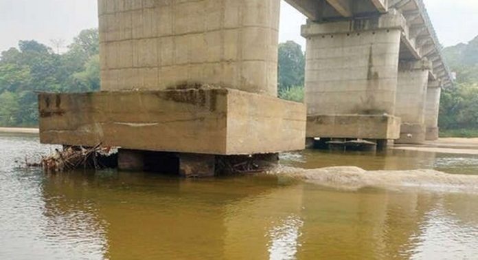 പേരൂച്ചാൽ പാലത്തിന്റെ തൂണുകളുടെ അടിത്തറ തെളിഞ്ഞു പേരൂച്ചാൽ പാലത്തിന്റെ തൂണുകളുടെ അടിത്തറ തെളിഞ്ഞു