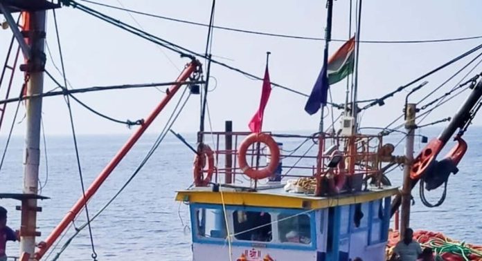 മത്സ്യബന്ധനത്തിനിടെ കൊല്ലം സ്വദേശിയുടെ ട്രോളർ ബോട്ട് മറൈൻ എൻഫോഴ്സ്മെന്റ് പിടിച്ചെടുത്തു മത്സ്യബന്ധനത്തിനിടെ കൊല്ലം സ്വദേശിയുടെ ട്രോളർ ബോട്ട് മറൈൻ എൻഫോഴ്സ്മെന്റ് പിടിച്ചെടുത്തു