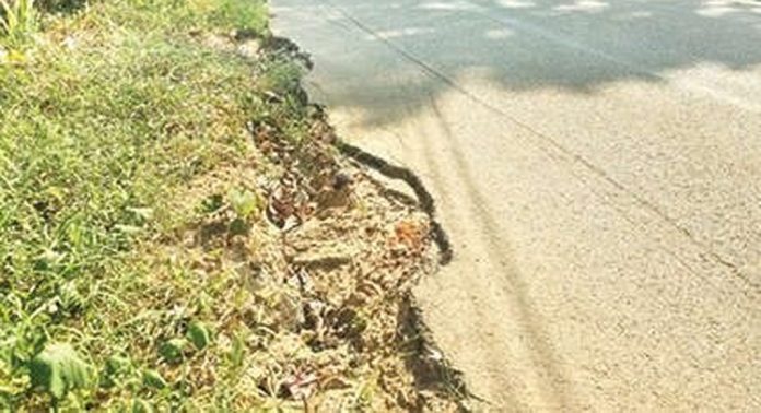 ഏഴംകുളം വയലായില് റോഡിന്റെ വശം തകർന്നു ; ഭീതിയില് യാത്രക്കാര് ഏഴംകുളം വയലായില് റോഡിന്റെ വശം തകർന്നു ; ഭീതിയില് യാത്രക്കാര്