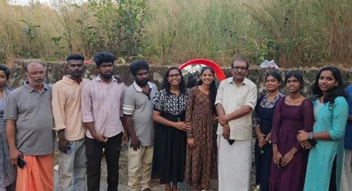 വള്ളിക്കോട് കോട്ടൂർ പടിയിൽ തീർത്ഥ ആർട്സ് ആൻഡ് സ്പോട്സ് ക്ലബിന്റെ നേതൃത്വത്തിൽ വഴിക്കണ്ണാടി സ്ഥാപിച്ചു വള്ളിക്കോട് കോട്ടൂർ പടിയിൽ തീർത്ഥ ആർട്സ് ആൻഡ് സ്പോട്സ് ക്ലബിന്റെ നേതൃത്വത്തിൽ വഴിക്കണ്ണാടി സ്ഥാപിച്ചു