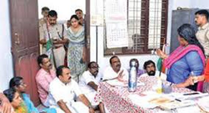 കോൺഗ്രസ് കല്ലൂപ്പാറ മണ്ഡലം കമ്മിറ്റി മല്ലപ്പള്ളി വാട്ടർ അതോറിറ്റി അസിസ്റ്റന്റ് എക്സിക്യുട്ടീവ് എൻജിനീയറെ ഉപരോധിച്ചു കോൺഗ്രസ് കല്ലൂപ്പാറ മണ്ഡലം കമ്മിറ്റി മല്ലപ്പള്ളി വാട്ടർ അതോറിറ്റി അസിസ്റ്റന്റ് എക്സിക്യുട്ടീവ് എൻജിനീയറെ ഉപരോധിച്ചു