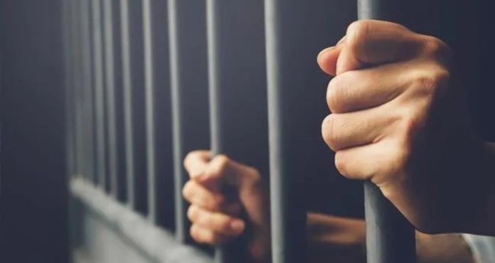 പെൺകുട്ടിയെ മയക്കുമരുന്ന് നൽകി പീഡിപ്പിച്ച പ്രതികൾക്ക് 20 വർഷം തടവ് പെൺകുട്ടിയെ മയക്കുമരുന്ന് നൽകി പീഡിപ്പിച്ച പ്രതികൾക്ക് 20 വർഷം തടവ്
