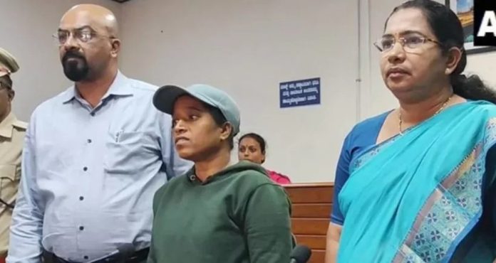 മാവോവാദി നേതാവ് തൊമ്പാട്ടു ലക്ഷ്മി കീഴടങ്ങി മാവോവാദി നേതാവ് തൊമ്പാട്ടു ലക്ഷ്മി കീഴടങ്ങി