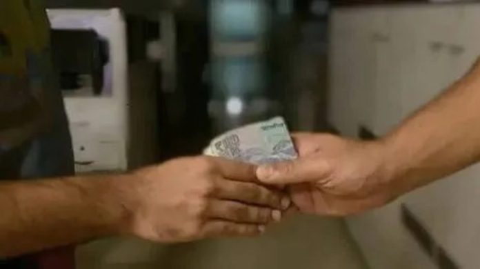 കൈക്കൂലി വാങ്ങുന്നതിനിടെ വില്ലേജ് ഓഫീസ് അസിസ്റ്റന്റ് പിടിയില് കൈക്കൂലി വാങ്ങുന്നതിനിടെ വില്ലേജ് ഓഫീസ് അസിസ്റ്റന്റ് പിടിയില്